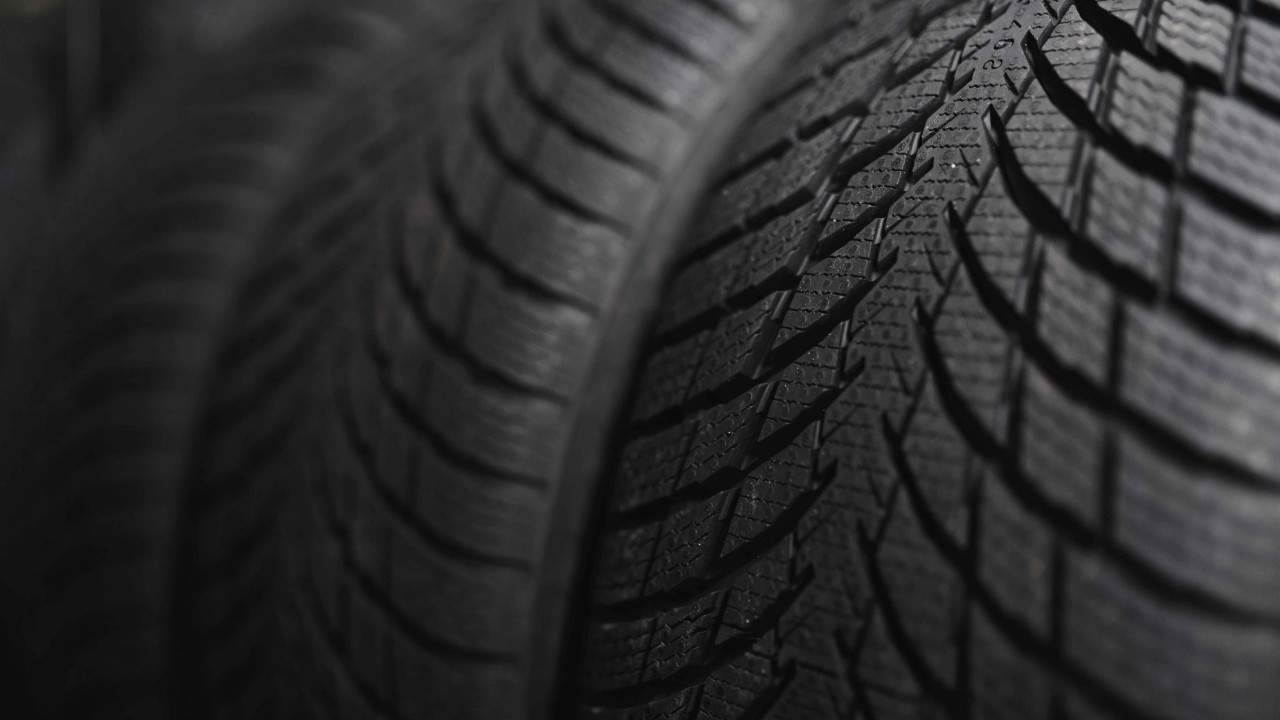 "Czy można jeździć na zimówkach latem? Opinie ekspertów i przepisy"