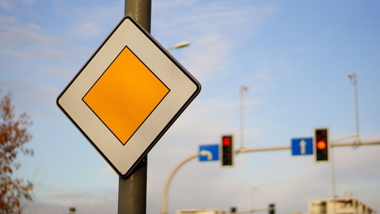 Co oznacza jeżdżenie "po kiełbasie" i jak to pomaga kierowcom?