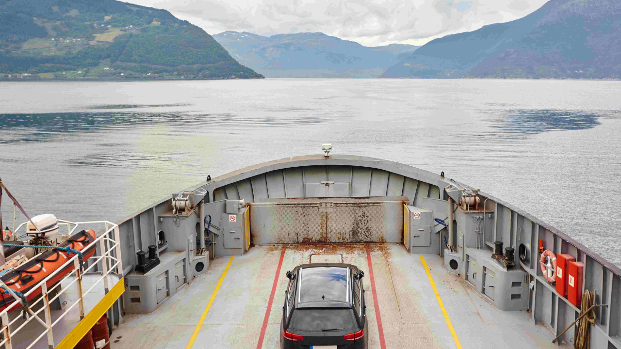 Prom z samochodami utknął przed Świnoujściem. Bałtyk jak Arktyka