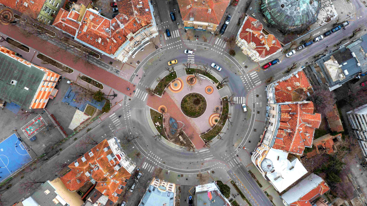 Nowy wyrok: kiedy używać lewego kierunkowskazu na rondzie?