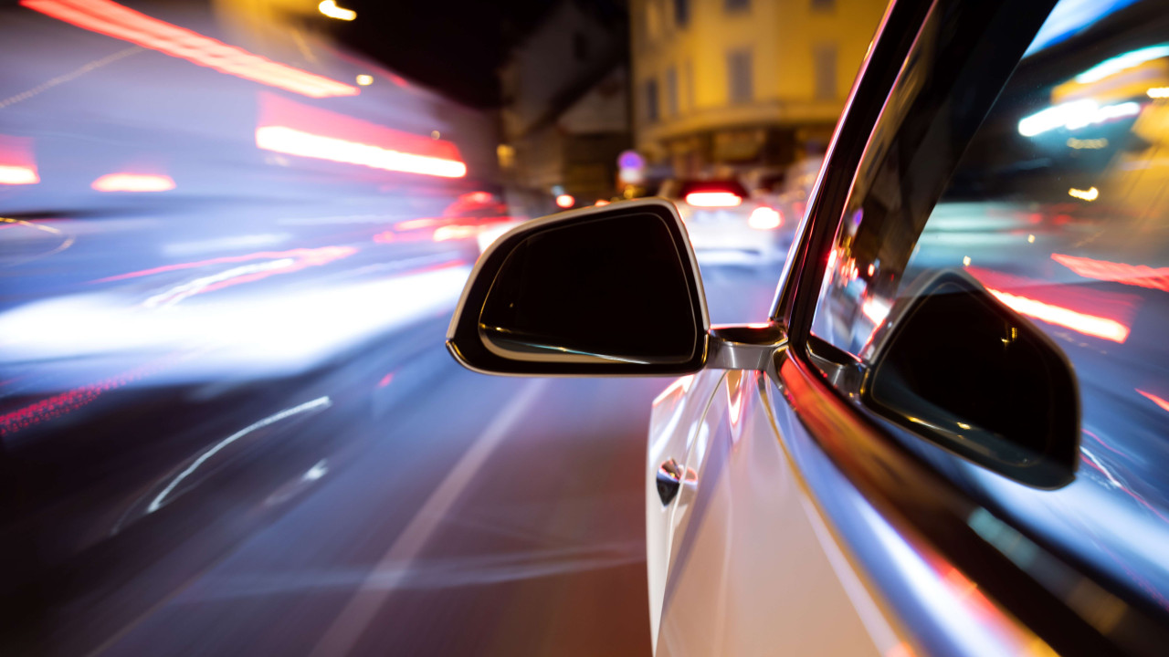 Hałas przy skręcaniu kierownicy: objaw zużycia, którego nie ignoruj!