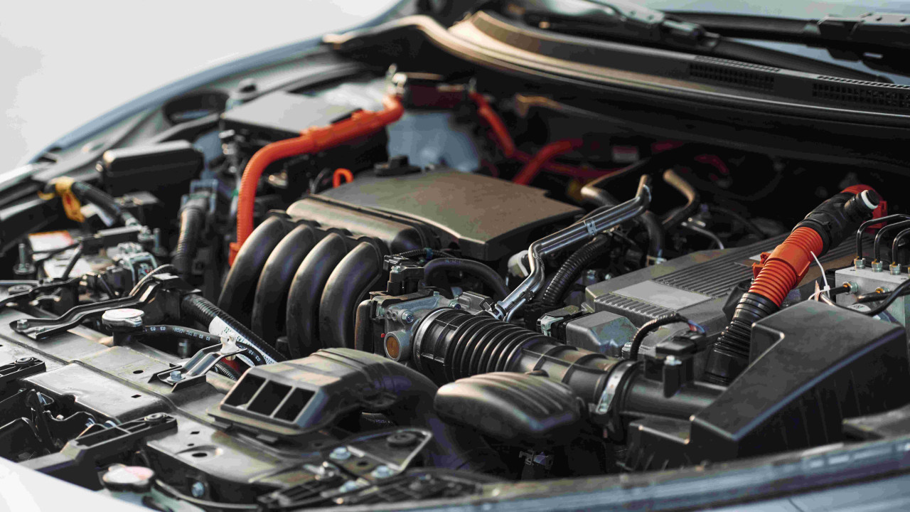 Awaryjne wyjęcie bezpiecznika z auta: mało znany trik, który ratuje sytuację