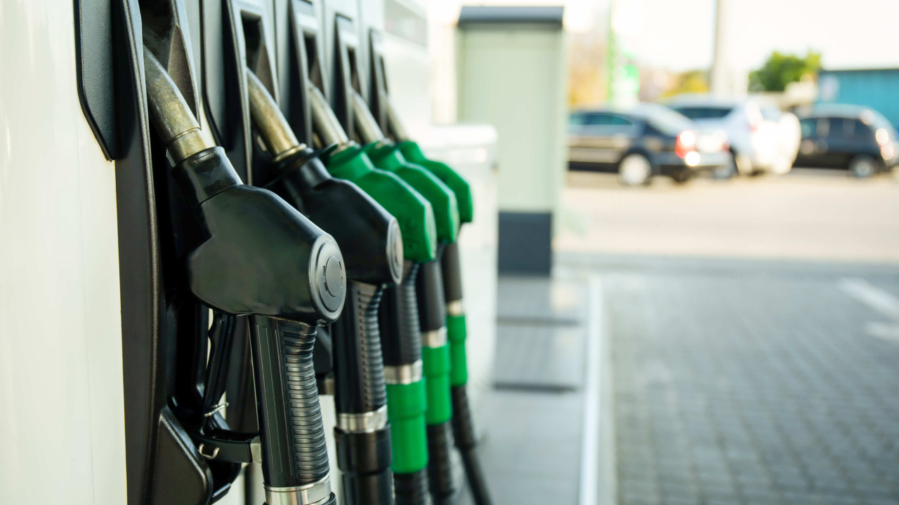 Czy ceny paliw rosną szybciej niż spadają? Sprawdzamy fakty