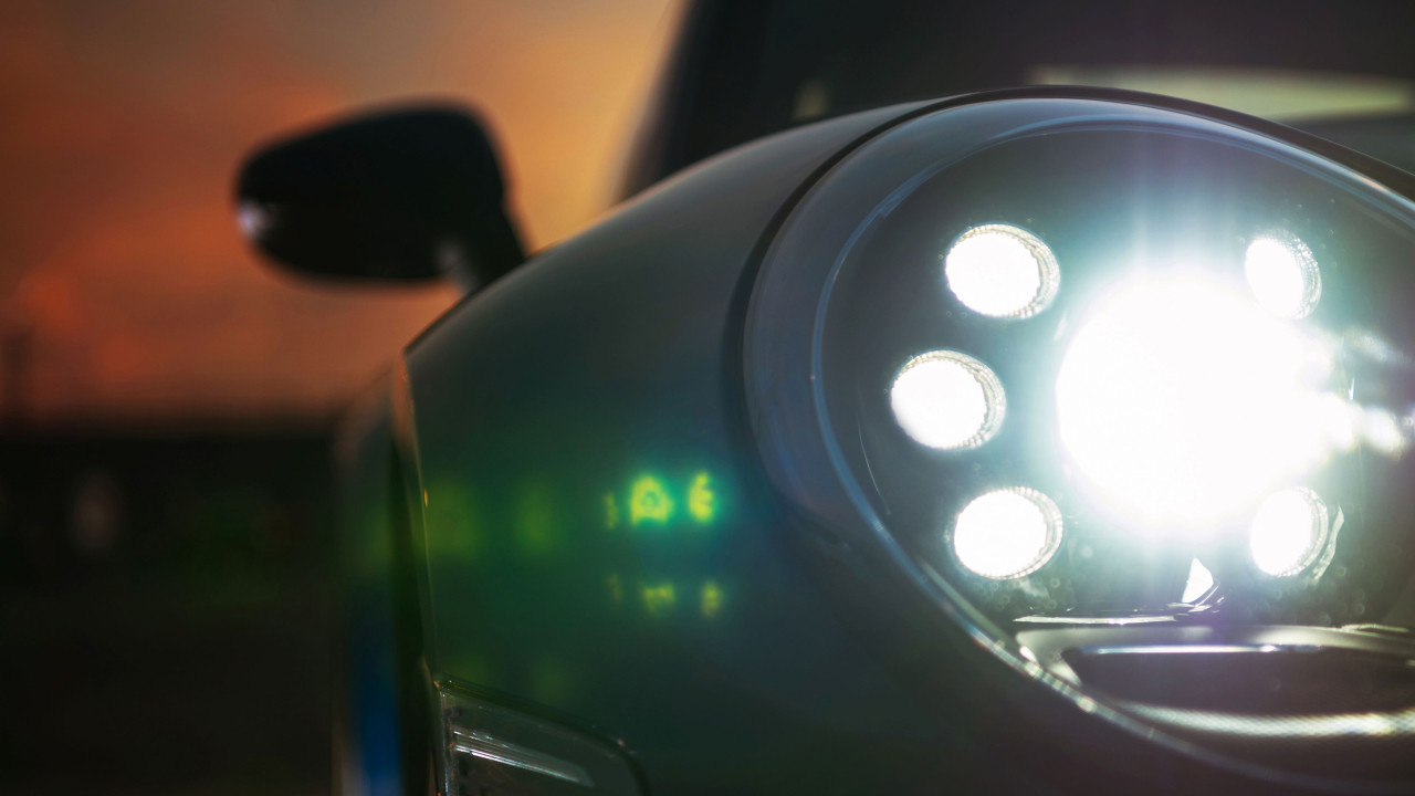 Błyskające zielone światło na polskich drogach: nowy projekt w Sejmie