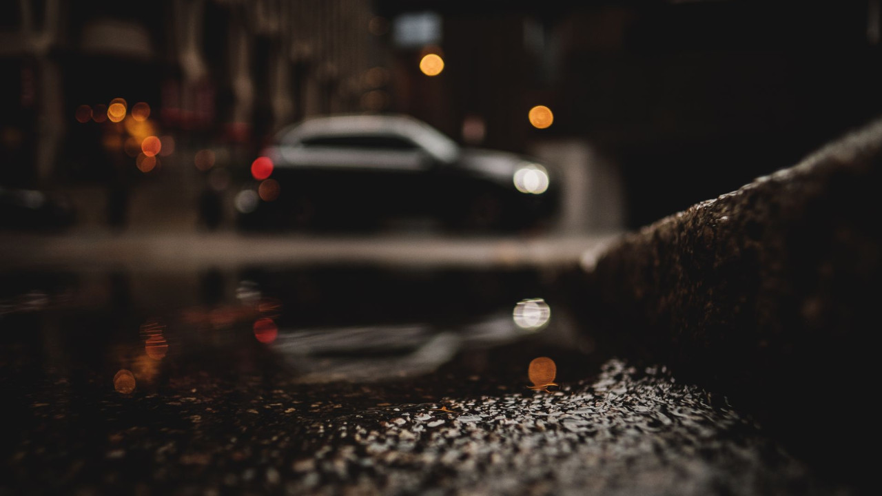 Woda pod samochodem? Sprawdź, co to naprawdę oznacza