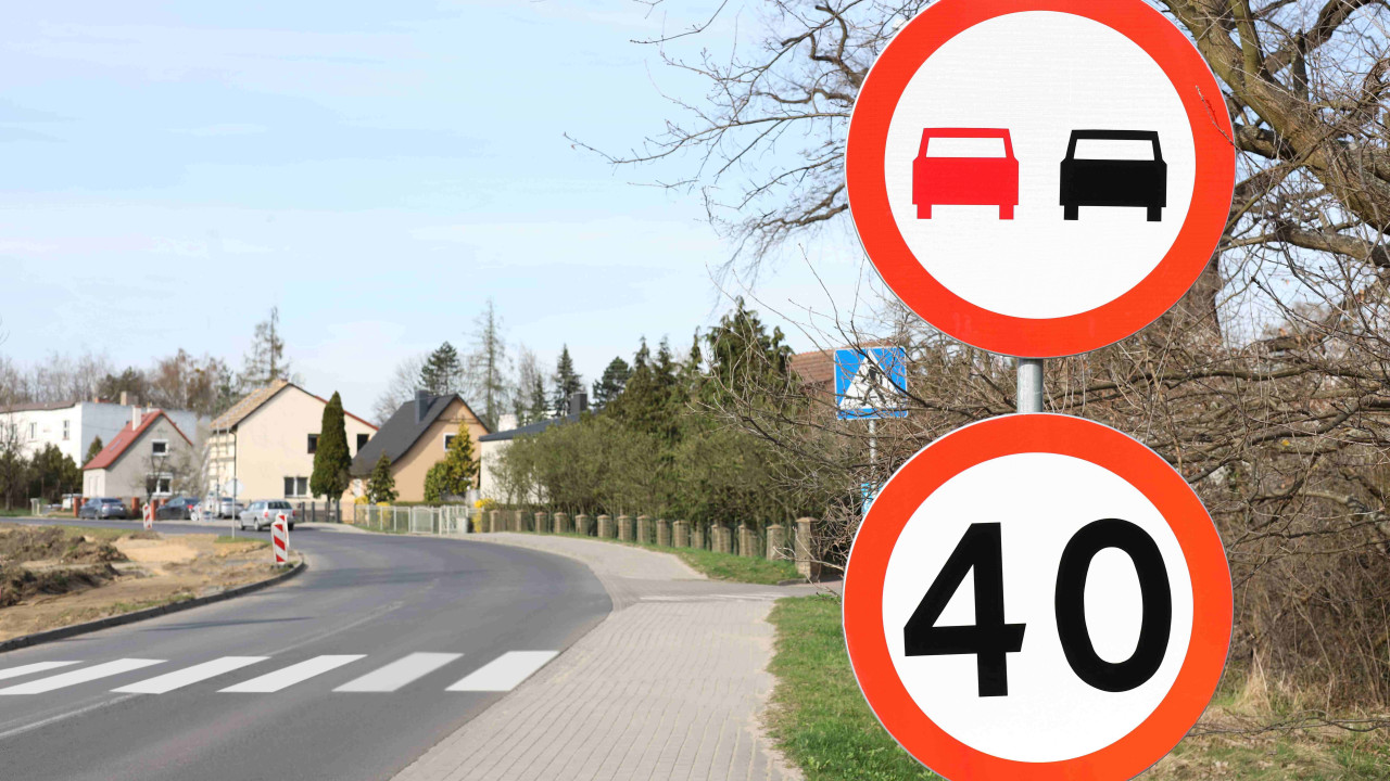 Kierowcy tracą prawa jazdy za znakiem D-43. Nowe przepisy w akcji!