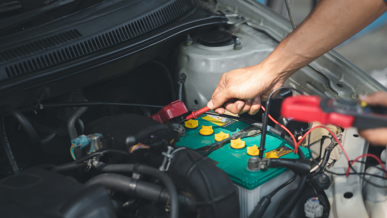 Zimowe problemy z autem: Dlaczego nowy akumulator nie wystarcza?