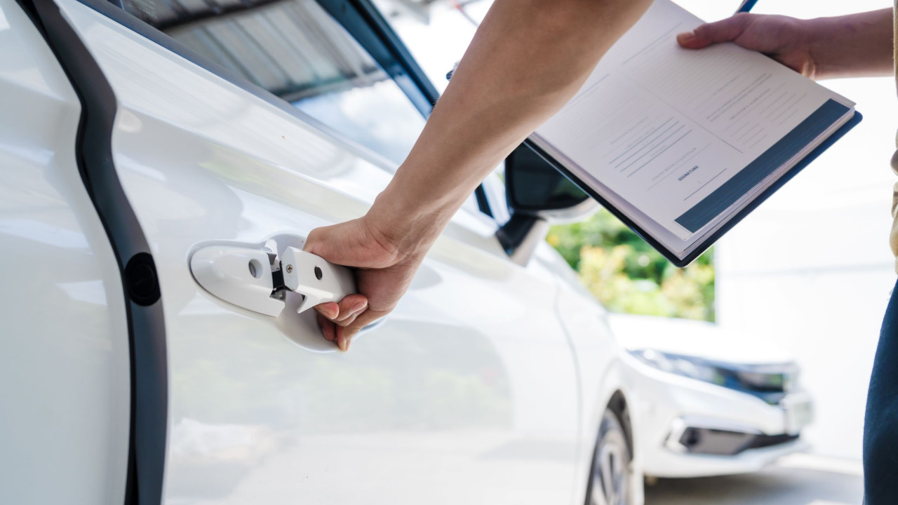 Kiedy przerejestrować samochód i jakie grożą kary? Dowiedz się teraz!