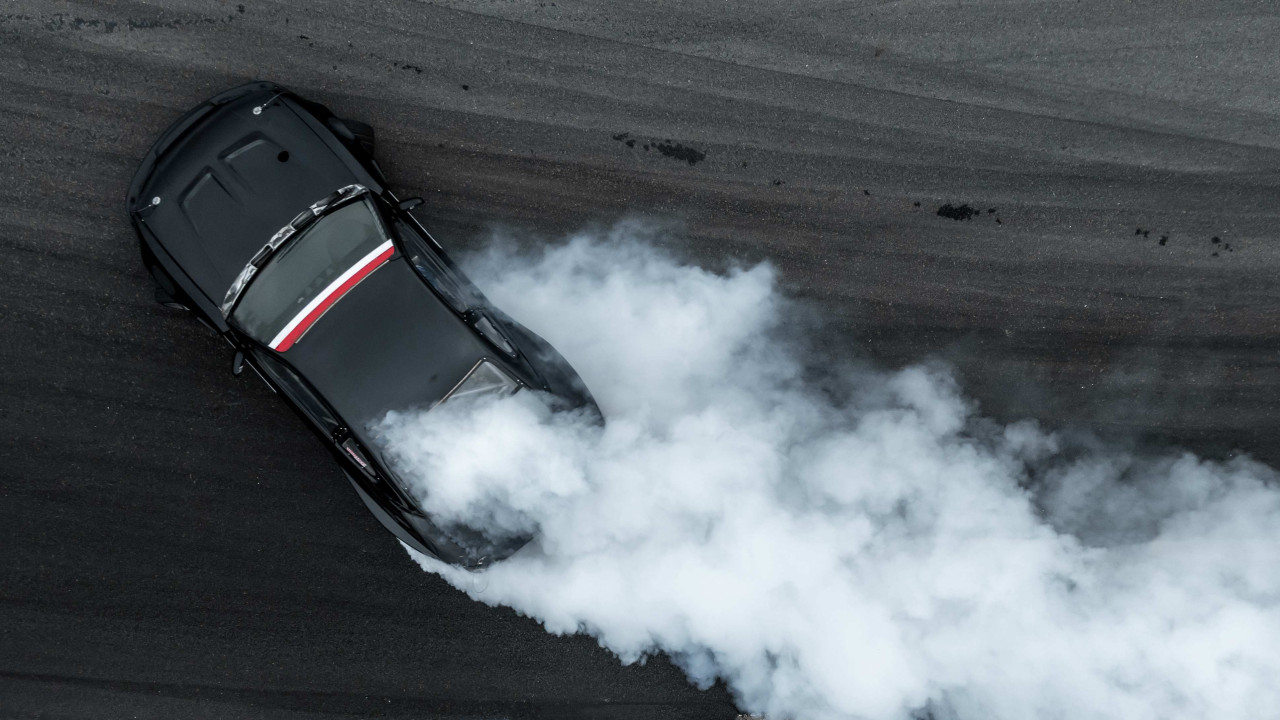 18-latka traci prawo jazdy za drift na parkingu: surowa kara