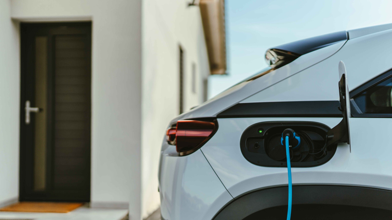 Polacy lubią samochody elektryczne, ale jedno ich irytuje