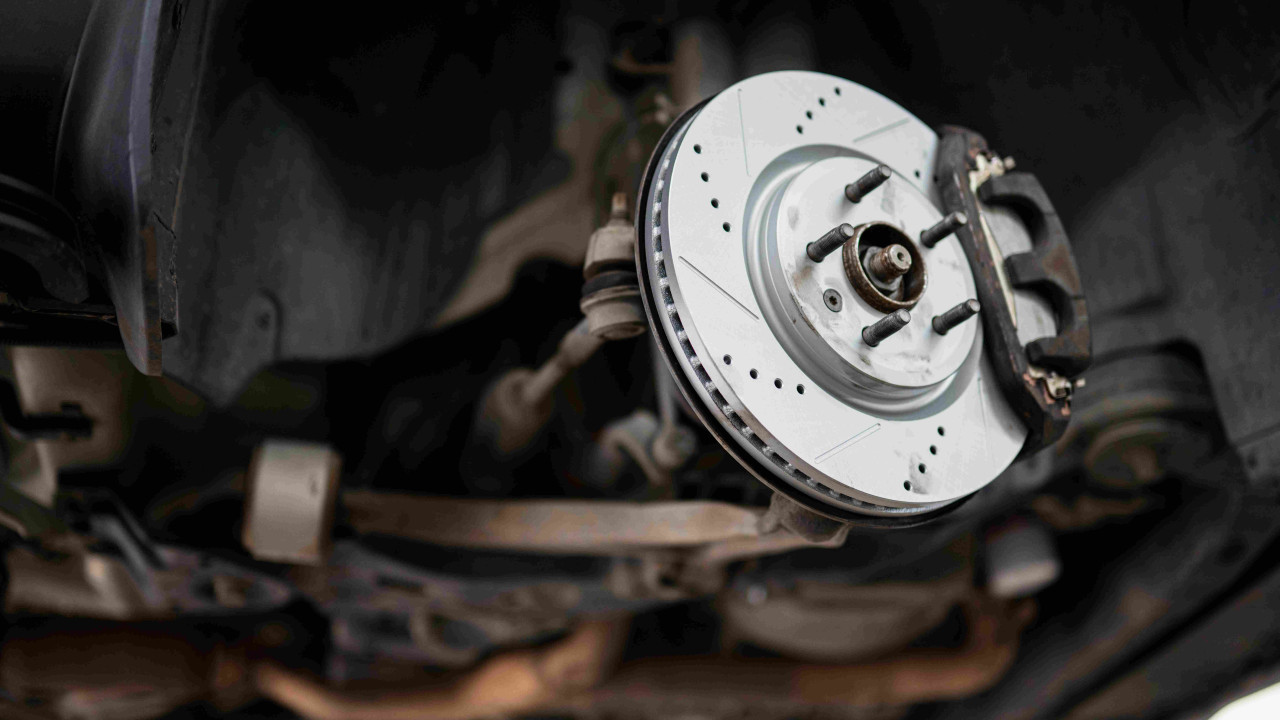 Wpadający głębiej hamulec: krytyczny sygnał do sprawdzenia auta