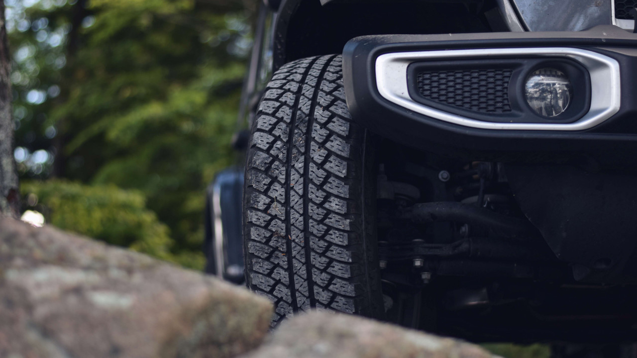 Zaskakujący Jeep: Nowoczesny SUV z ekonomicznym napędem hybrydowym