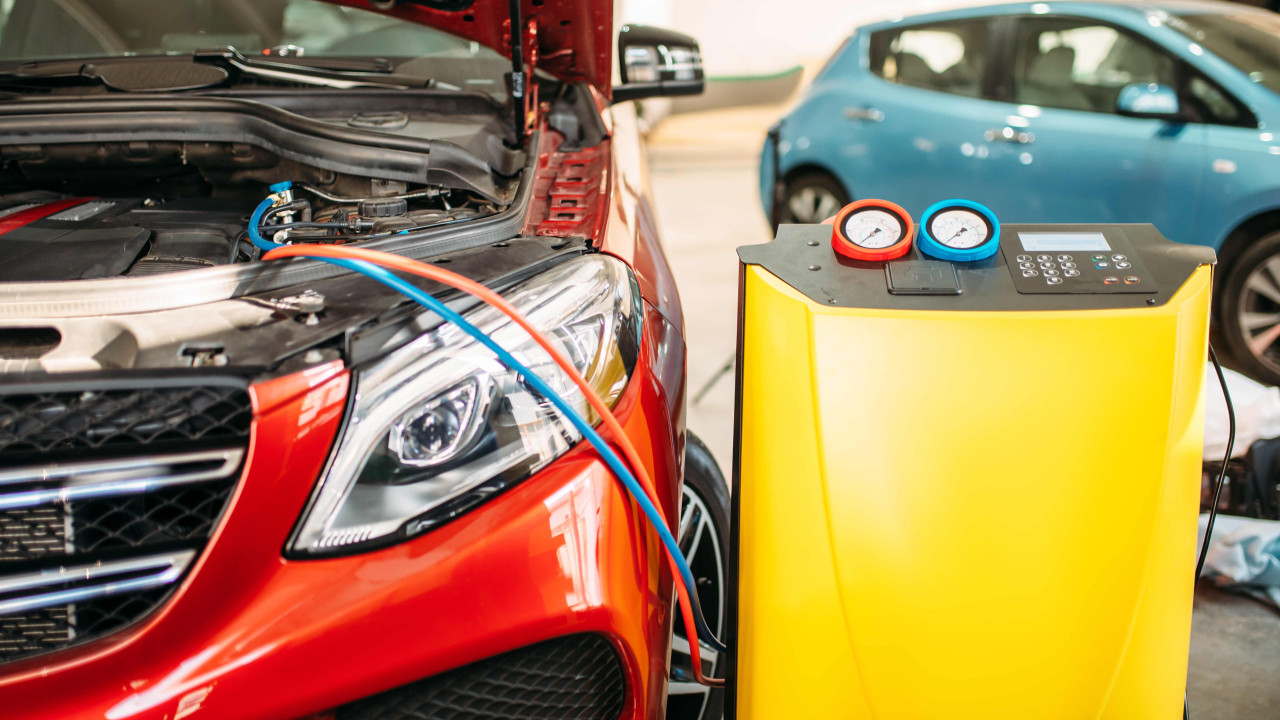 Dlaczego klimatyzacja w aucie nie chłodzi? Poznaj częstą przyczynę