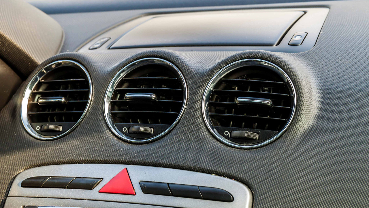 Zapach z wentylacji w aucie: Sprawdź, co może oznaczać problem
