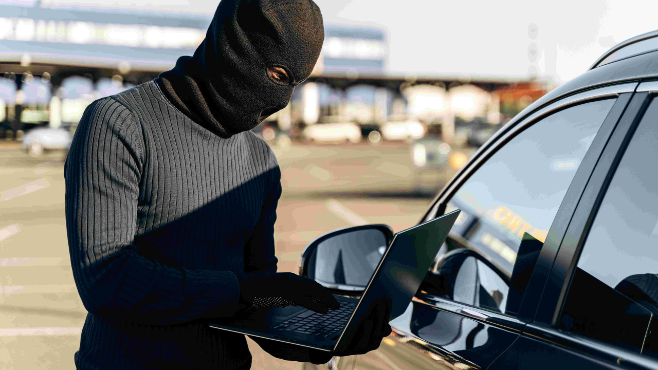 Kradzieże aut na polskim lotnisku: lawety w służbie złodziei