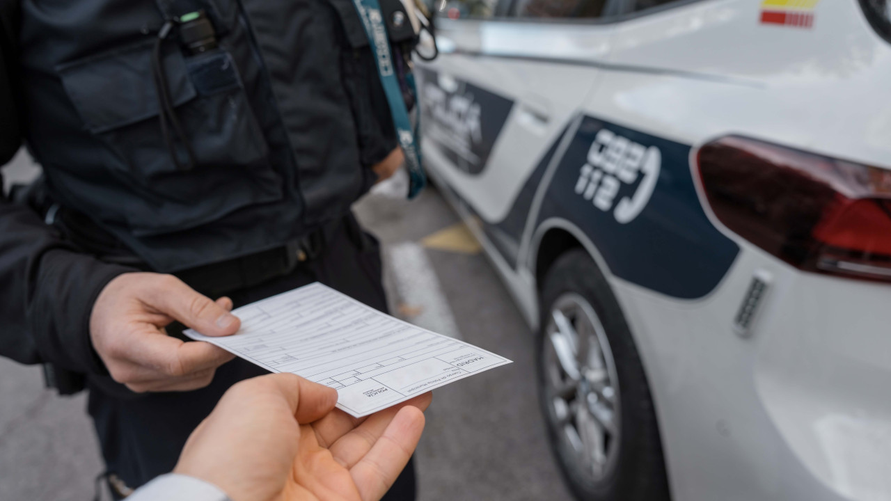 Nieświadome uchybienie w aucie: dlaczego pasażerowie ryzykują mandat?