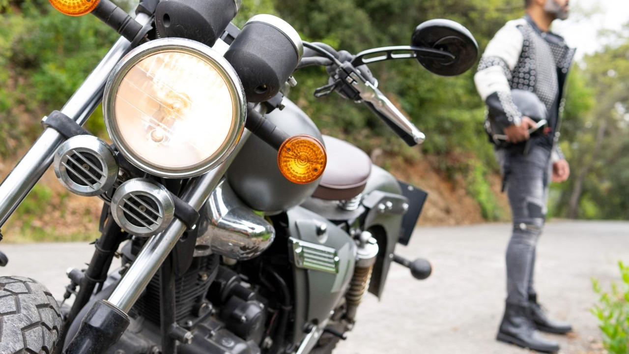 Sekret motocyklistów: Co oznacza zdjęcie nogi z podnóżka?