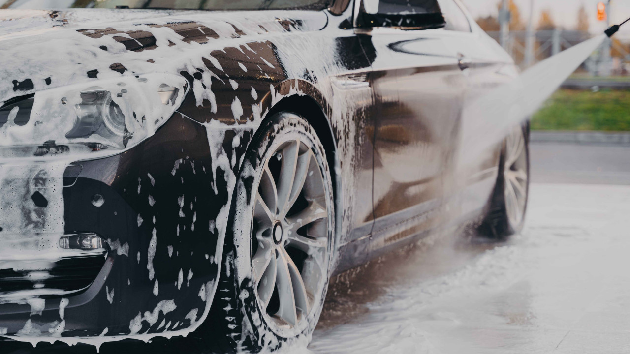 Najczęstszy błąd na myjni: Jak nie zniszczyć swojego auta