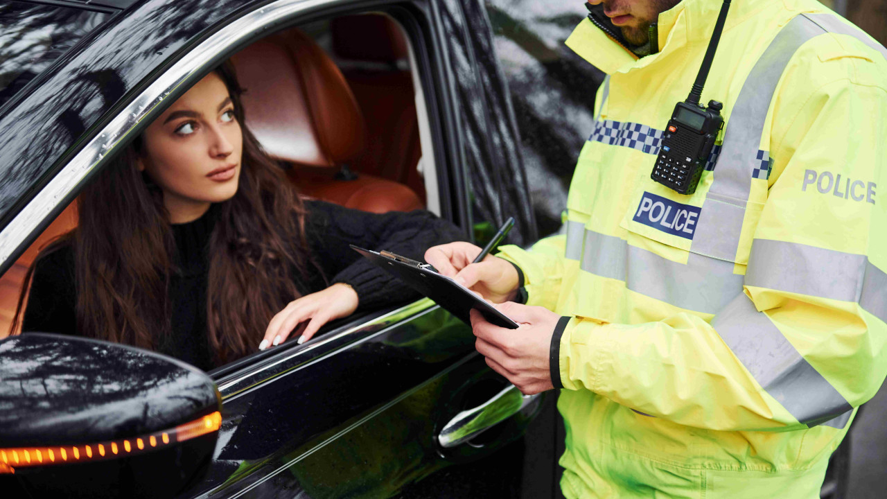 Krótki postój zakończony mandatem: jak chwila nieuwagi kosztowała kierowcę