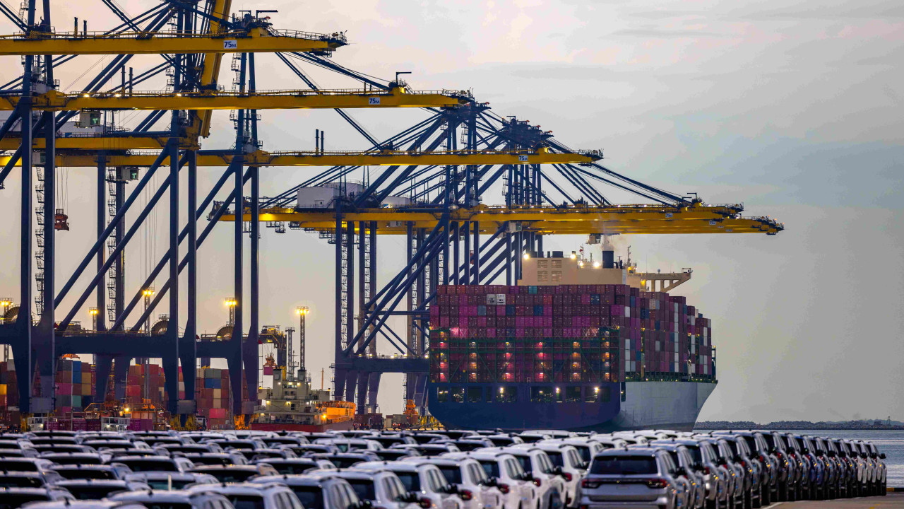 Wojna w Iranie: Luksusowe samochody utknęły w portach