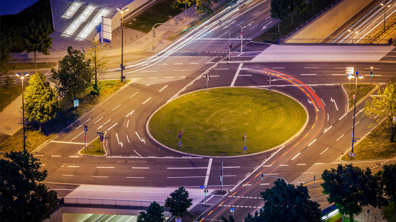 Pułapki na rondzie: Czy znasz wszystkie zasady pierwszeństwa?
