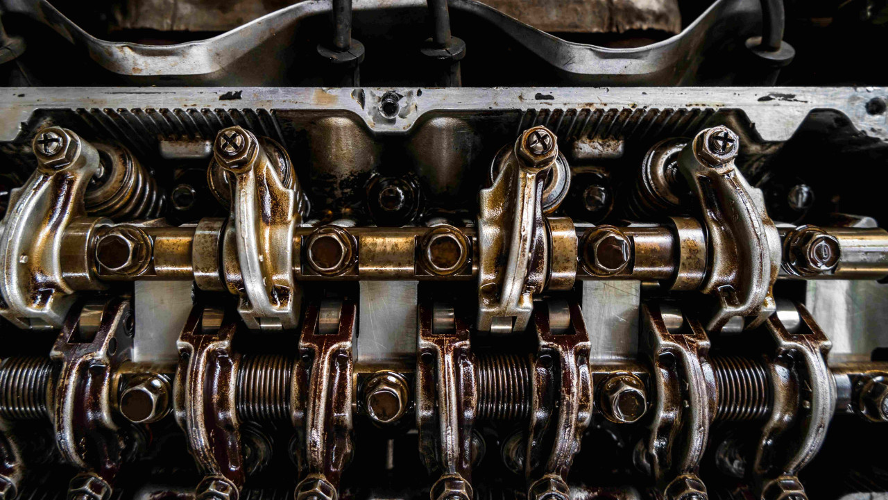 Błąd Kierowców Niszczący Silnik: Uniknij Drogiej Naprawy