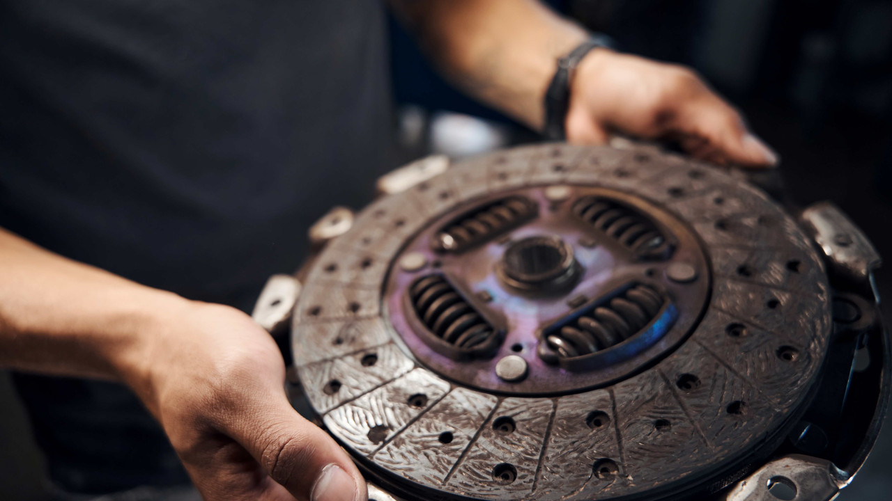 Najczęstsze błędy, które niszczą sprzęgło w twoim samochodzie