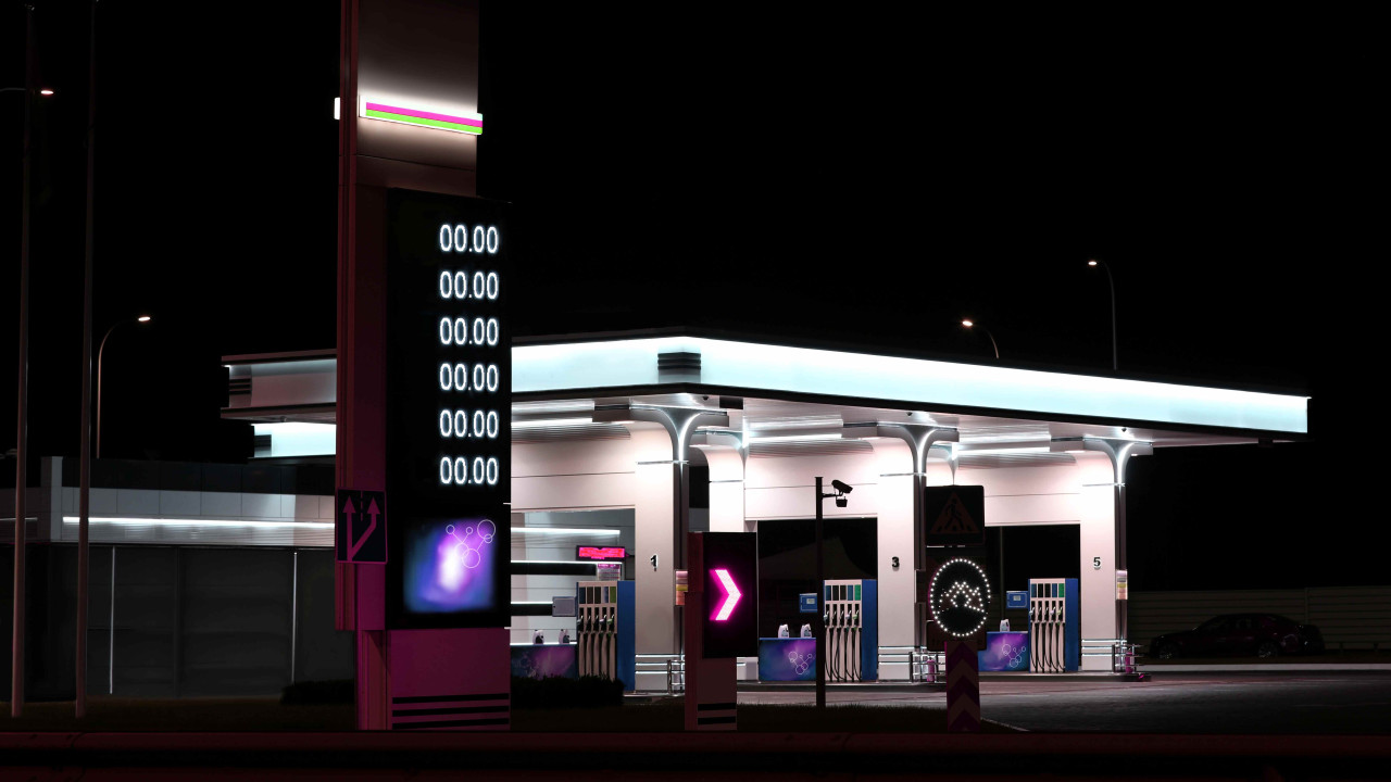 Rząd obniża podatki na paliwa do unijnego minimum po ruchu Orlenu