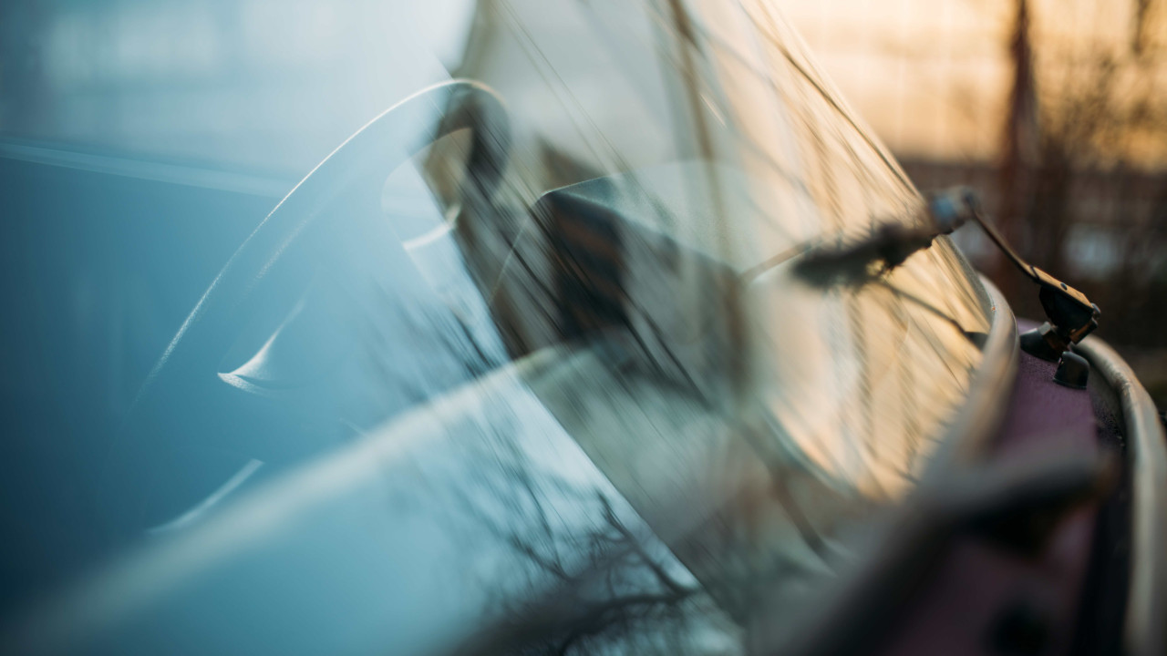 Uważaj na kartki za szybą – nowa metoda oszustów samochodowych