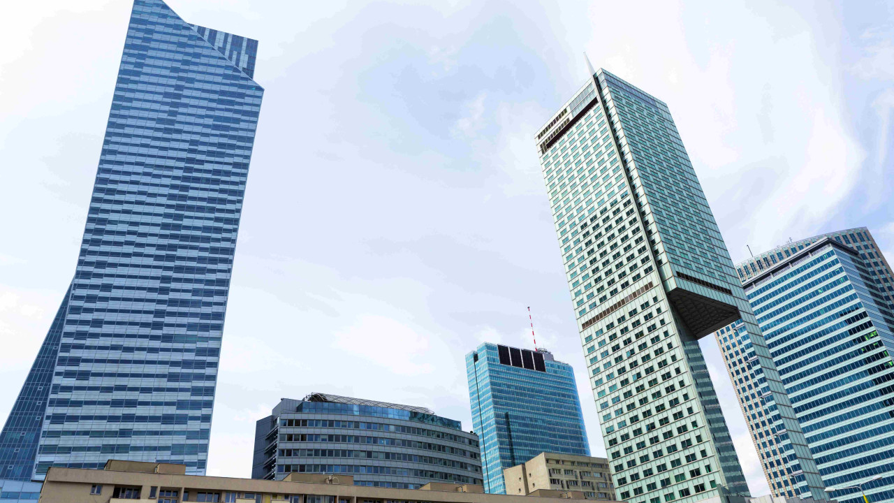 Warszawa kontra decyzja: Czy 130 tys. aut naprawdę opuści miasto?