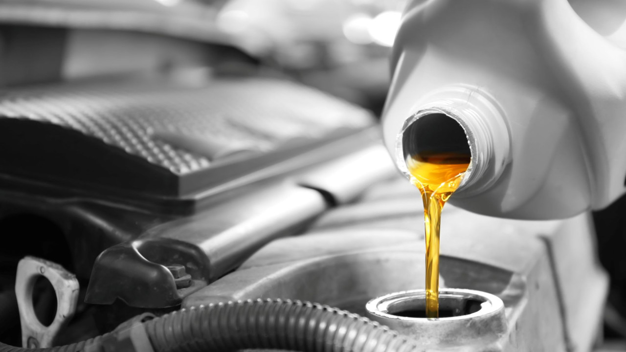 Kiedy wymienić olej? Dlaczego mechanik ma lepsze rady niż producent?