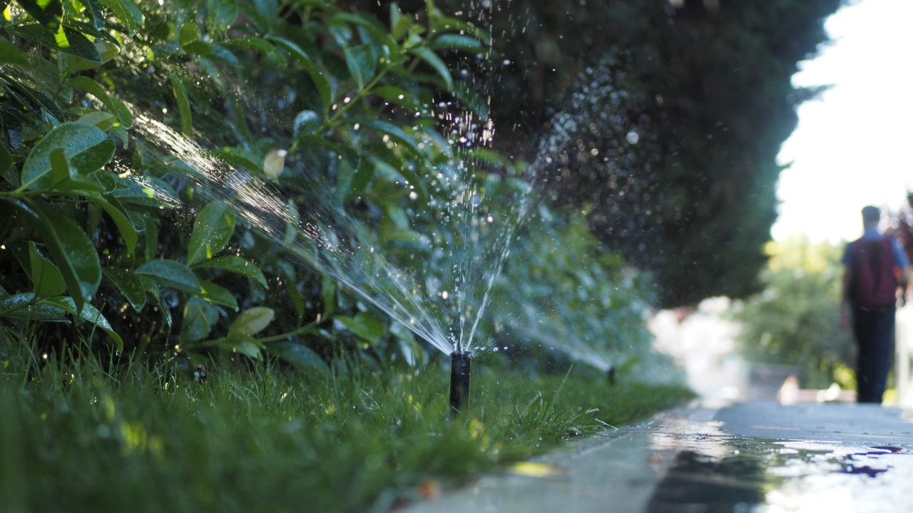 Jak działają zraszacze przy wjeździe do warszawskiego tunelu?