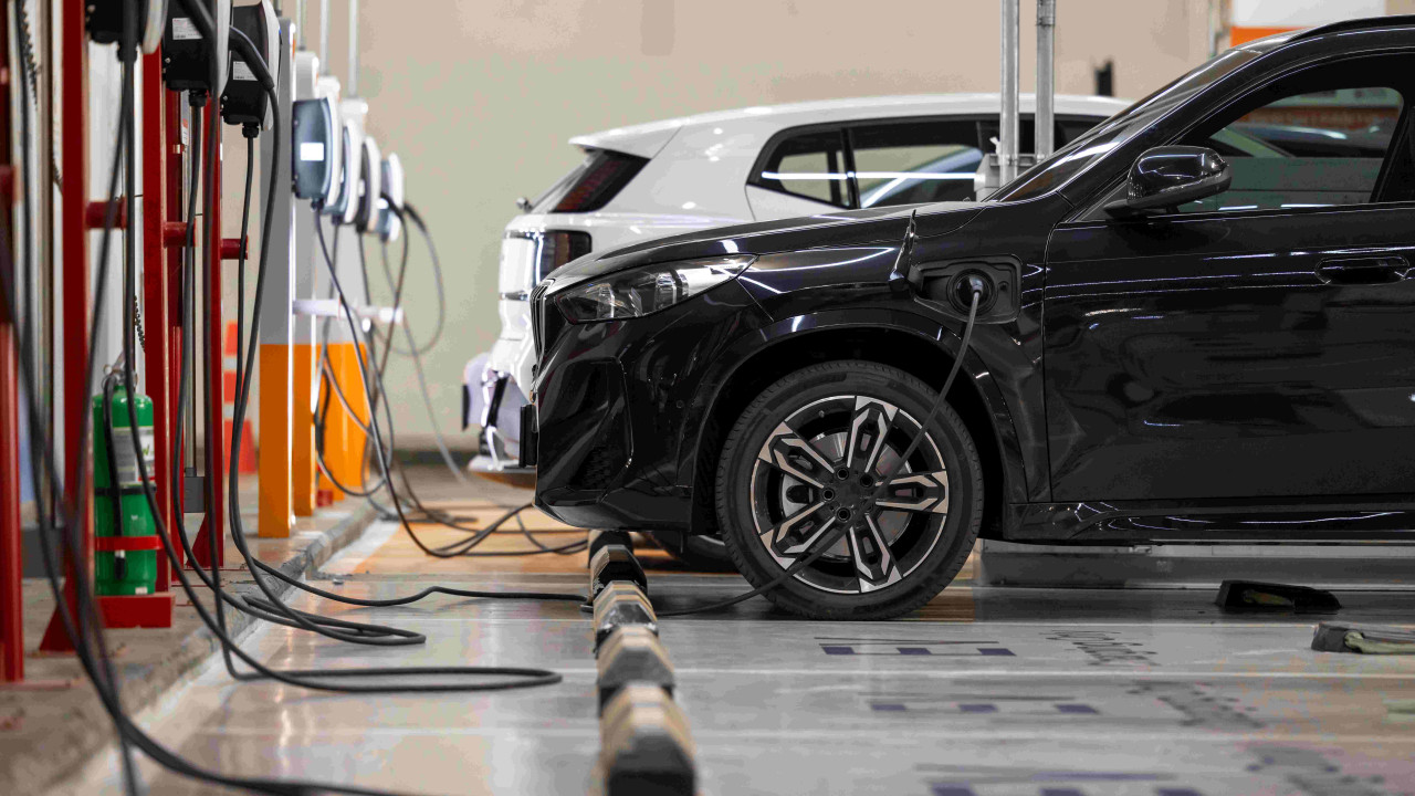 BMW wyprzedza Teslę: Nowy układ sił na rynku aut elektrycznych