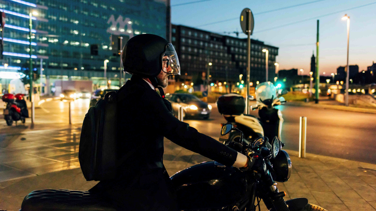 Motocyklista na buspasie: jeden szczegół zmienia wszystko