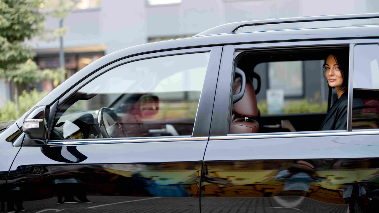 SUV z bagażnikiem zmieniającym się w plenerowy salon