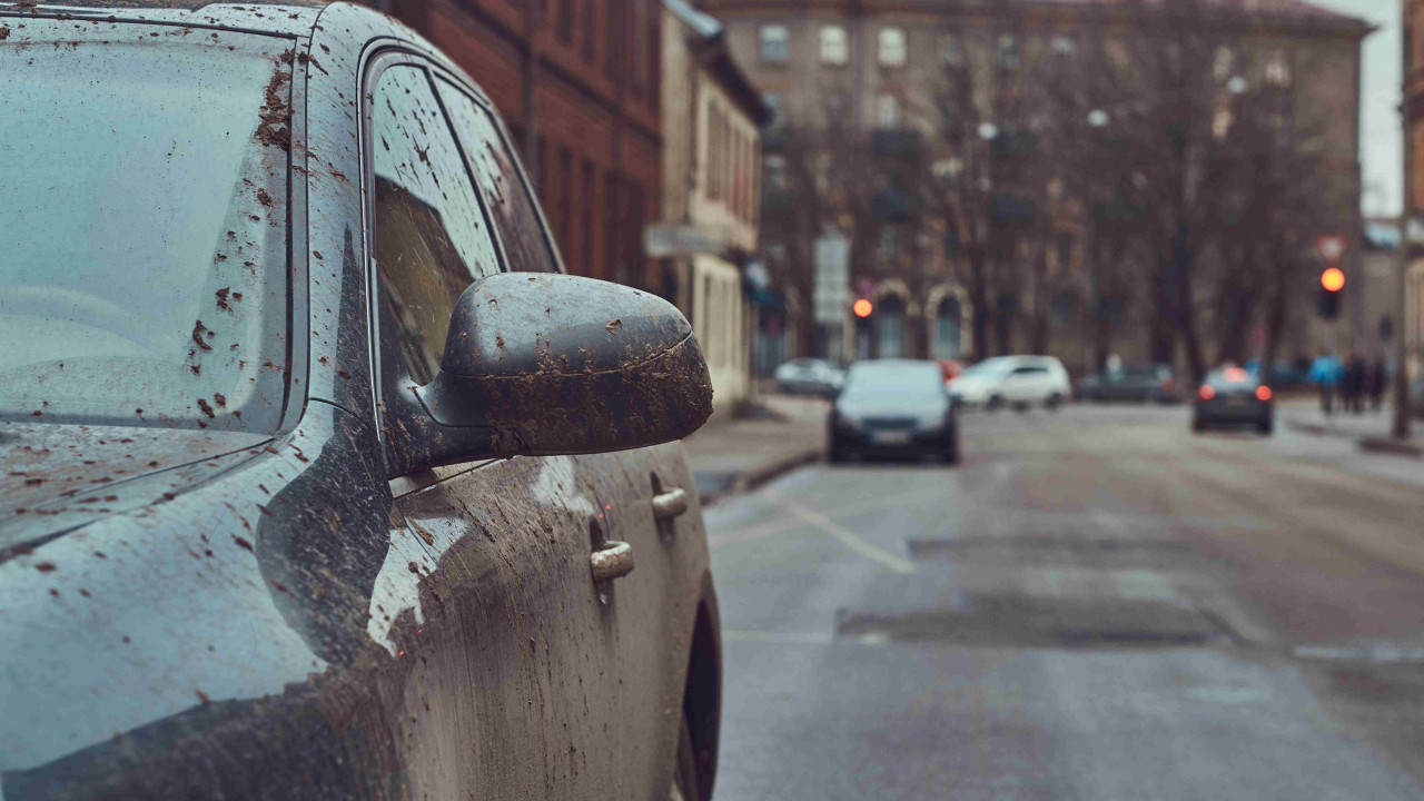 Brudne auto: nie tylko tablice mogą przysporzyć problemów finansowych