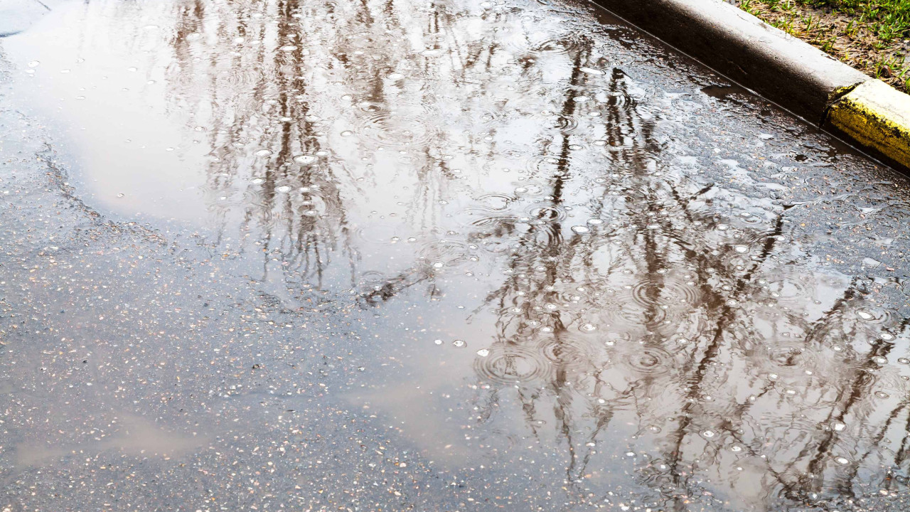 Kałuże na drodze - co warto wiedzieć, by uniknąć problemów?