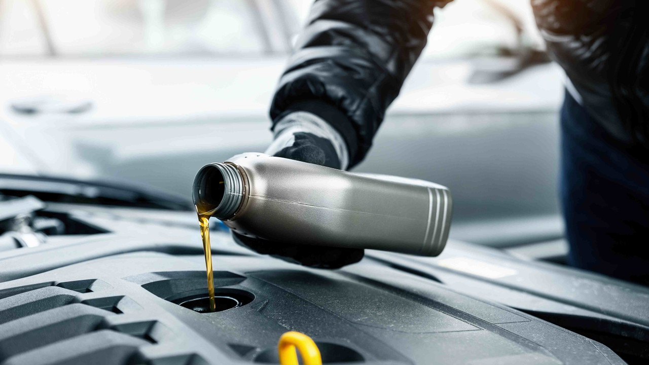 Mechanicy zmieniają olej wcześniej – dlaczego warto ich naśladować?