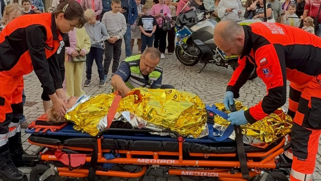 Symulowany wypadek w centrum Legnicy. Służby pokazały akcję ratunkową krok po kroku