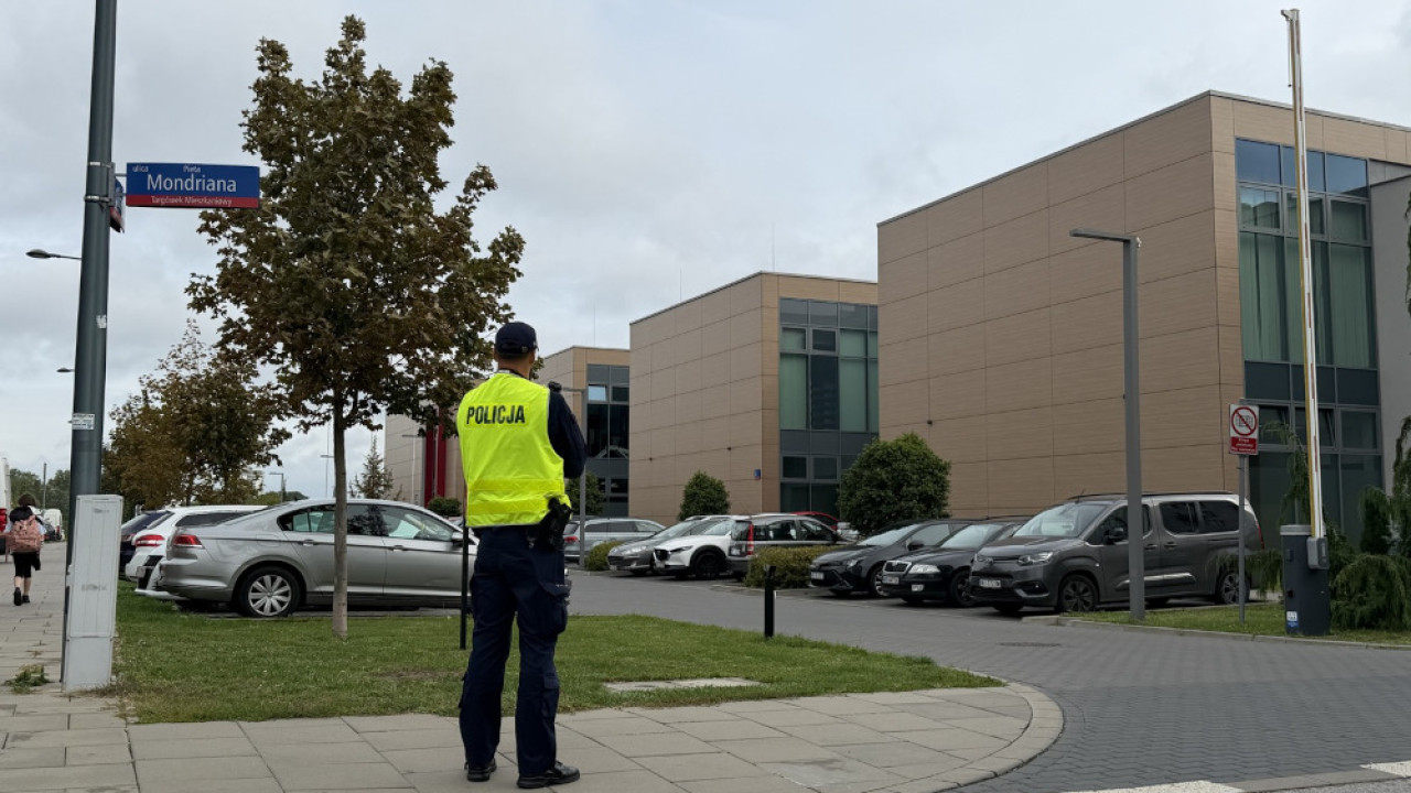 Policja sprawdza kierowców przy szkołach na Pradze Północ. Kontroluje też przewożenie dzieci