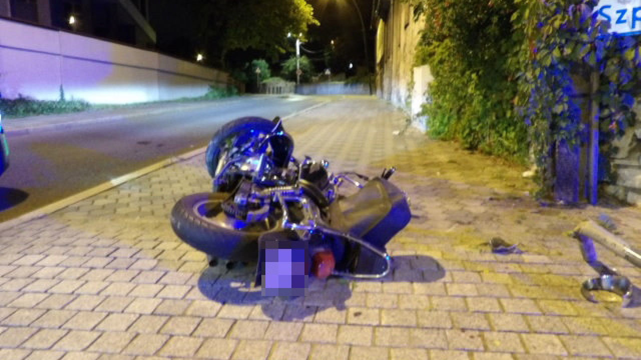 Pijany uciekał skradzionym motocyklem z dwoma pasażerami. Pościg zakończył się na słupie
