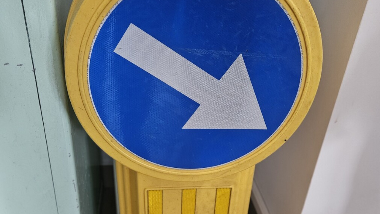 14-latkowie wieźli znak drogowy na hulajnodze. Policja wyjaśnia sprawę