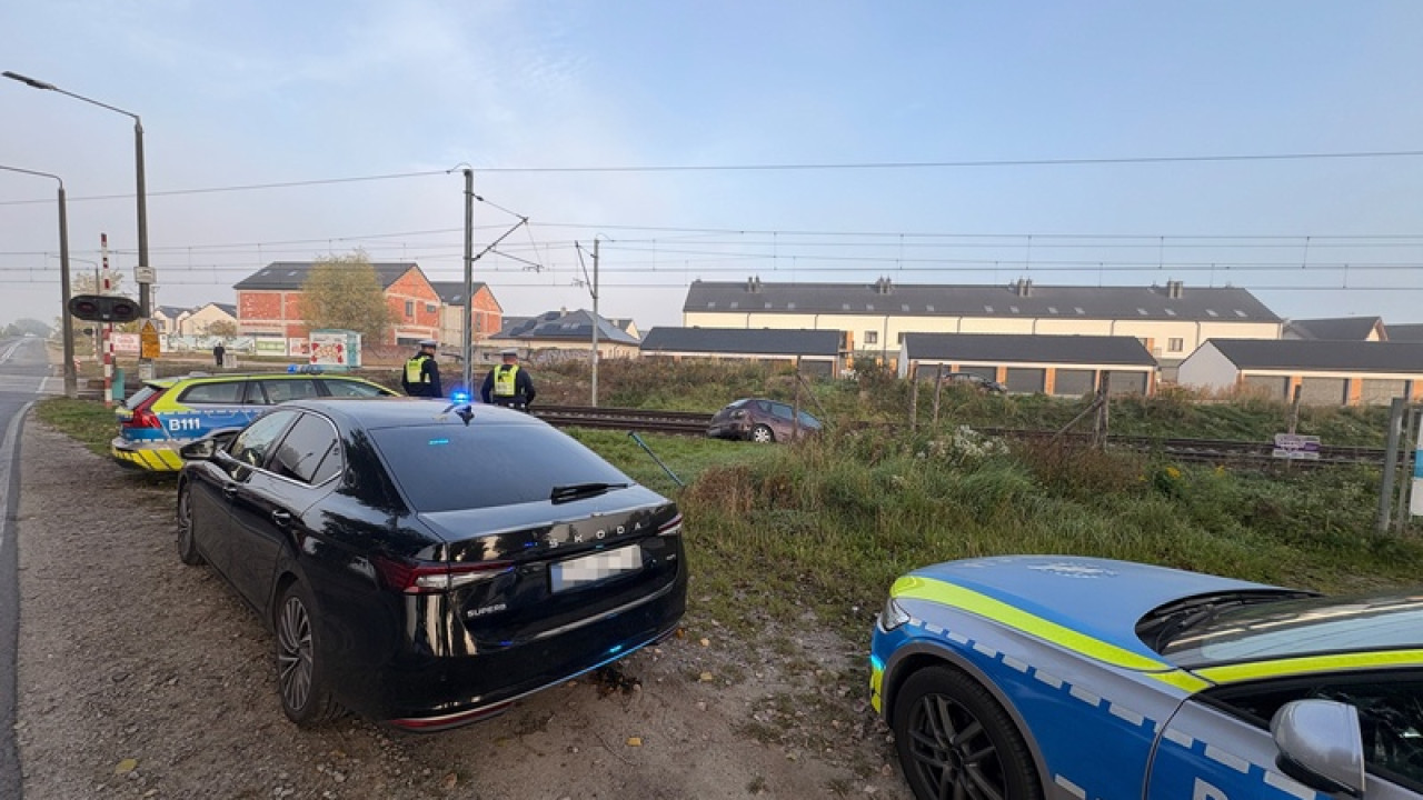 Nie zapiął pasów, uciekał przed policją i wjechał w nasyp. Kierowcę obowiązywał sądowy zakaz