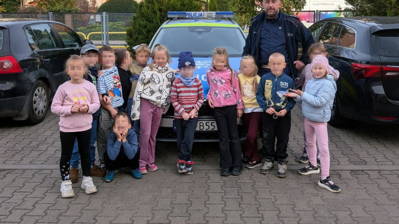 Policjant z toruńskiej drogówki uczył przedszkolaki bezpiecznego zachowania na drodze