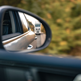 Odpowiednie ustawienie lusterek w samochodzie – o czym należy pamiętać?