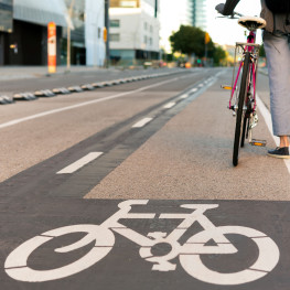 Czy można jeździć rowerem po jezdni, gdy obok jest ścieżka rowerowa? Przepisy nie zostawiają złudzeń