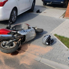 Niebezpieczny wypadek z udziałem motorowerzysty