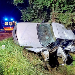 Spowodował wypadek i uciekł. W środku zostawił pasażera