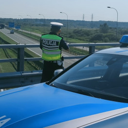 Policjanci kontrolowali odległości pomiędzy pojazdami na autostradzie