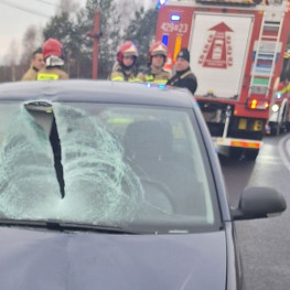 Bryła lodu spadła z ciężarówki, przebiła szybę i raniła pasażerkę